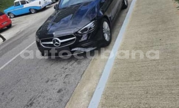 Comprar Usados Carro Mercedes-Benz C200 Negro en Havana en Habana