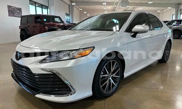 Comprar Usados Carro Toyota Camry Blanco en Baguanos en Holguin