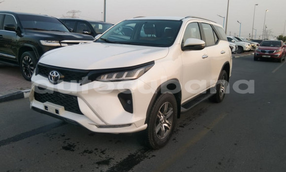 Comprar Usados Carro Toyota Fortuner Blanco en Agramonte en Matanzas