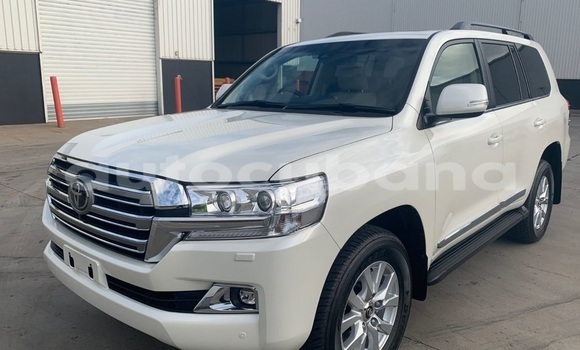 Comprar Usados Carro Toyota LandCruiser Blanco en Baracoa en Guantanamo