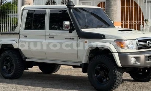 Comprar Usados Carro Toyota LandCruiser Blanco en Antilla en Holguin