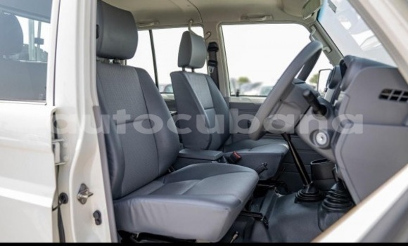 Comprar Usados Carro Toyota LandCruiser Blanco en Antilla en Holguin Comprar Usados Carro Toyota LandCruiser Blanco en Antilla en Holguin