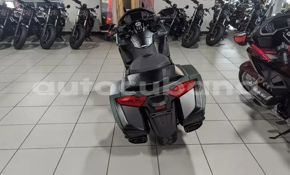 Comprar Usados Moto Honda GOLD WING Negro en Baguanos en Holguin Comprar Usados Moto Honda GOLD WING Negro en Baguanos en Holguin