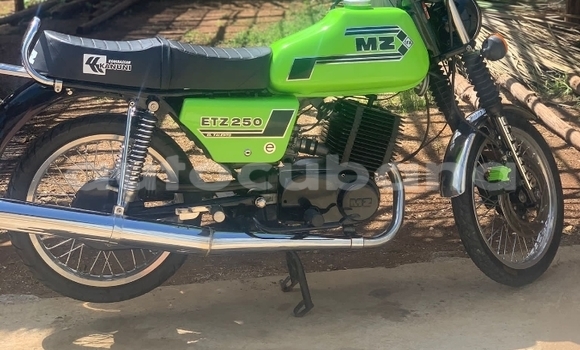 Comprar Usados Moto Mz ETZ Verde en Camaguey en Camaguey Comprar Usados Moto Mz ETZ Verde en Camaguey en Camaguey