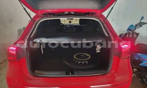 Comprar Usados Carro Mercedes-Benz C250 coupe Rojo en Baguanos en Holguin Comprar Usados Carro Mercedes-Benz C250 coupe Rojo en Baguanos en Holguin