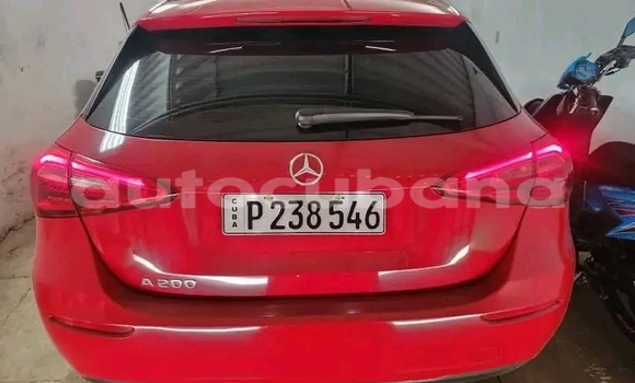 Comprar Usados Carro Mercedes-Benz C250 coupe Rojo en Baguanos en Holguin Comprar Usados Carro Mercedes-Benz C250 coupe Rojo en Baguanos en Holguin