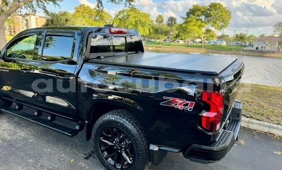 Buy Used Land Rover Defender Black Car in Antilla in Holguin