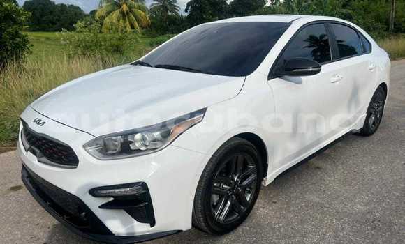 Comprar Usados Carro Kia Forte Blanco en Aguacate en Matanzas