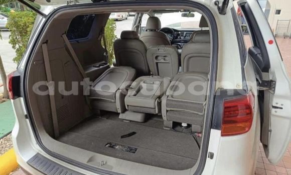 Buy Used Kia Carnival White Car in Banes in Holguin Buy Used Kia Carnival White Car in Banes in Holguin
