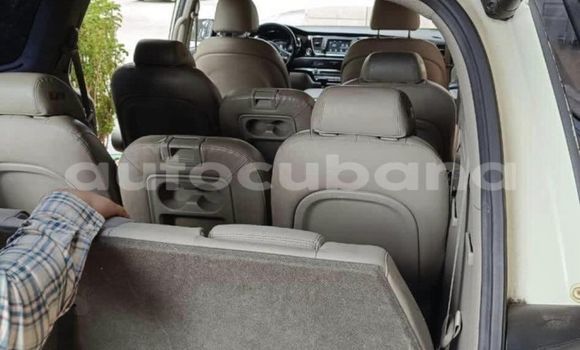 Buy Used Kia Carnival White Car in Banes in Holguin Buy Used Kia Carnival White Car in Banes in Holguin